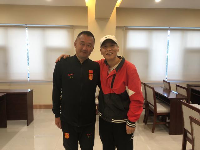 本报记者马德兴（右）与U16国少队主教练上村健一合影留念。.jpg