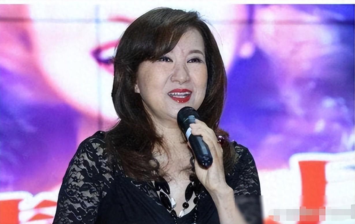 事业巅峰远赴美国，被老外“玩腻”后晚年回国，如今变成了这样！