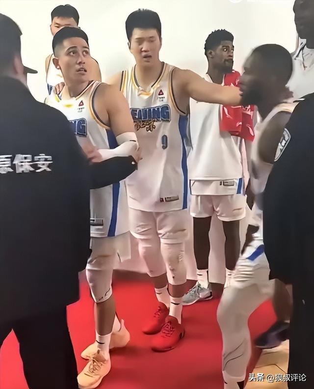 开云娱乐-山西现场球迷对北京球员吐口水引热议！陈盈骏妻子怒斥不文明行为